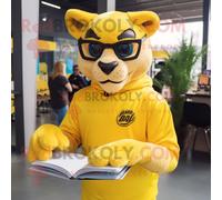 Mascotte Redbrokoly De Personnage Puma Jaune Habillé D'un Rash Guard Et De Lunettes De Lecture Multicolore