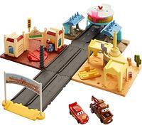 Mattel Disney et Pixar Cars On The Road Radiateur Springs Tour Toys, ensemble de jeu avec 2 voitures jouets et compte à rebours lumineux, comprend Lightning McQueen et Mater Truck