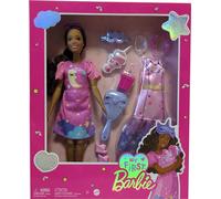 Mattel HMM67 My First Barbie Deluxe Poupée, 34 cm avec des cheveux noirs, un corps souple et mobile, des tenues sur le thème de la fête et de la sieste