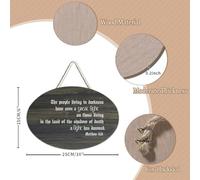 Matthew 4:16 The People Living in Darkness Have Seen A Great Light on Those Living in The Land of T Panneau en bois 15,2 x 25,4 cm Décoration murale rustique à suspendre pour porte d'entrée salon
