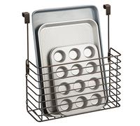 mDesign Panier de rangement suspendu au-dessus du placard - Organiseur en métal pour ustensiles de cuisson et support de planche à découper - Excellente solution de rangement de cuisine - Bronze