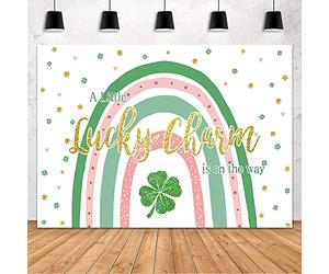 MEHOFOND Toile de fond pour fête prénatale de la Saint-Patrick - 2,1 x 1,5 m - Décoration pour bébé - Bannière « A Little Lucky Charm is on The Way » - Trèfle vert