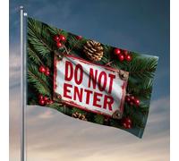 Men Cave Decor Un panneau festif « Do Not Enter » entouré de branches de pin, baies et pommes de pin. Drapeau d'automne Drapeau de jardin et de bateau (120 x 180 cm)