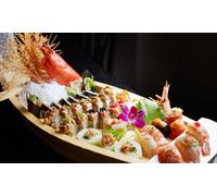 Menu Bateau avec un assortiment de 32 pièces de California sushis sashimis et brochettes