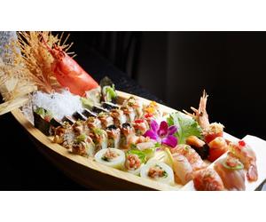 Menu Bateau avec un assortiment de 32 pièces de California sushis sashimis et brochettes