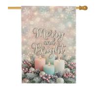 Merry And Bright Drapeau de maison de Noël avec citation « Merry And Bright | Accents floraux d'hiver, drapeau de pelouse, aiguilles de pin, baies, fond halo doux, sentiment saisonnier