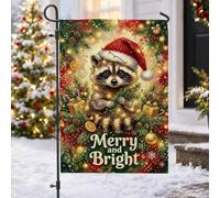 Merry And Bright Drapeau de Noël raton laveur 30,5 x 45,7 cm | Chapeau de Père Noël, drapeau de pelouse, branches de pin, guirlande lumineuse, animal de la forêt, joie d'hiver