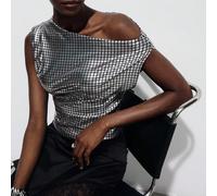 Métallique artisanal, ton argent, mode avant-gardiste, soirée en boîte de nuit, design asymétrique à l'épaule, élément de grille à carreaux, détail de taille froncée, silhouette ajustée et courte, tis