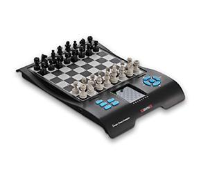 MILLENNIUM Europe Chess Champion - Jeu d'échecs électronique + 7 Autres Jeux (Dames, Halma, 4 victoires, etc.) pour débutants & Enfants. avec Un Rangement pour Les pièces pour Les Voyages.