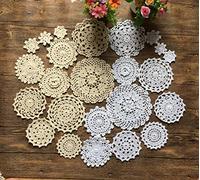 MINDPLUS Lot de 24 Napperons au Crochet à la Main Napperons en Dentelle au Crochet en Coton Napperon de Table 5 à 18 cm Rond Blanc Beige Vintage Mariage Tea Party (Blanc et Beige)