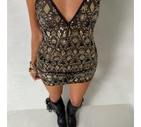 Mini-jupe moulante noire et dorée brodée de sequins avec un motif orné vintage tout-sur-tout. Parfaite pour les sorties, les fêtes d'anniversaire, les célébrations du Nouvel An, les soirées entre fill