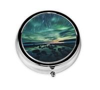 Mini pilulier rond WZYWHJ Sea Under The Aurora Borealis Printing Petite et portable avec cloisons pour le stockage des médicaments pour les voyages et l'utilisation quotidienne