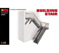 1:35 Escalier de bâtiment