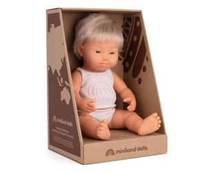Miniland Dolls : 31263 Bonhomme en Vinyle Doux pour Enfant avec Syndrome Down Blond de 38 cm. Présenté avec vêtements intérieurs dans Une boîte Cadeau