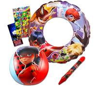 Miraculous Ensemble de jouets de piscine Ladybug - 5 pièces Miraculous Ladybug Beach Bundle avec ballon de plage, bouée, pistolet à eau, autocollants et plus encore