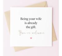 MissDaisy - Carte amusante pour femme à mari « Being Your Wife Is Already The Gift You're Welcome » - Carte d'anniversaire sarcastique | Papier cartonné 300 g/m² de qualité supérieure carré de 14 x 14