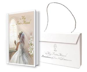 Missel et marque-page rigide avec carte de prière et inscription « My First Holy Communion » dans un sac de transport blanc pour une fille