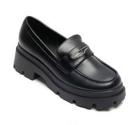 Mocassins à tige avec détails en métal Caractéristiques :Silhouette classique avec bout carréOrnement métallisé sur la mariée supérieureSemelle épaisse à motif cranté pour adhésionFinancement lisse et
