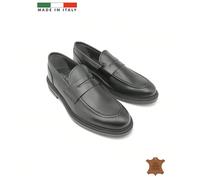 Mocassins en cuir suédé italien fabriqués à la main Ces mocassins en cuir de fabrication italienne allient parfaitement confort et style. Confectionnés en cuir de vachette véritable, ils présentent un