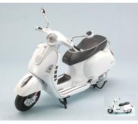 MODÈLE DE MOTEUR STATIQUE NEW RAY PIAGGIO VESPA GTS 300 SUPER 2008 BLANC 1:12