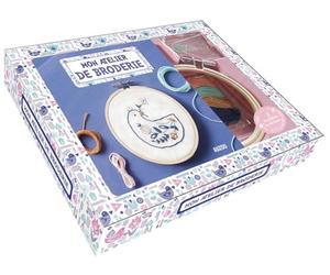 Mon atelier de broderie : Avec 1 tambour en bois, de la toile, 3 modèles, du papier magique soluble, 1 aiguille, 1 enfile-aiguille, des fils à broder (4 couleurs)