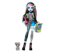 Monster High Poupée Frankie Stein Poupée habillée d’une veste et d’un short en denim, comprend son chien Watzie et des accessoires comme un sac à dos, un en-cas et un carnet, HXH73