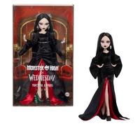 Monster High Poupée Morticia Addams Portant Une Robe de Velours Noir et Pourpre avec des Bijoux, des Chaussures à Talons inspirées de la série et Un Socle pour l’Exposer, JLK99