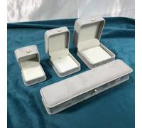 MOTTK Boîte cadeau en velours de qualité supérieure pour colliers, bracelets, bijoux, pendentifs, bagues pour fiançailles, mariage, anniversaire (gris, boîte à bracelet)