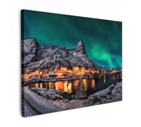 MuchoWow© Impression sur Toile Peinture 70x50 cm Tableau Mural Decoration Salon Reproductions de Tableaux Murale Moderne Aurore boréale - Islande - Neige - Village - Vert - Montagnes