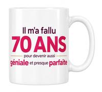 Mug 70 Ans Femme - Il m'a Fallu 70 Ans Pour Devenir Aussi Géniale | Mug Céramique 330 ml | Idée Cadeau Original Homme Femme | Passe au Lave-Vaisselle et au Micro-Ondes | Imprimé en France