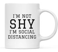 Mug à café « Je suis timide, je pratique la distanciation sociale » - Cadeau humoristique pour l'isolement, idéal pour un anniversaire ou Noël - Avec anse - Convient aux femmes et aux hommes - 325 ml