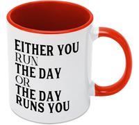 Mug à café original « Soit tu maîtrises ta journée, soit elle te maîtrise » en céramique imprimée recto verso, 325 ml (11 oz), idéal comme cadeau pour maman, papa, un ami, un conjoint ou une épouse.