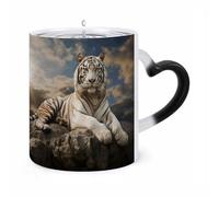 Mug à couleur changeante représentant un tigre majestueux se reposant sur un rocher, avec un motif nuageux. Tasse à café en céramique thermosensible idéale pour le thé, le chocolat chaud et le lait