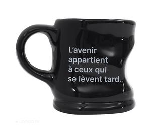 Mug déformé en céramique ATYPIQUE 20 cl "L'avenir appartient à ceux qui se lèvent tard"