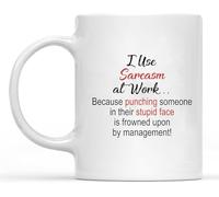 Mug en céramique imprimé recto verso « J’utilise le sarcasme au travail » avec anse, idéal pour un cadeau de Noël secret entre collègues (325 ml). Parfait pour le thé ou le lait. Cadeau pour femmes et