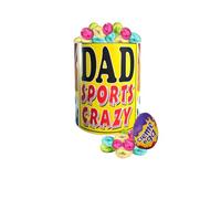 Mug en céramique « Sports Crazy Dad » avec une sélection de mini œufs emballés individuellement dans du papier aluminium et un œuf crème Cadburys