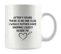 Mug humoristique en céramique avec inscription « After 9 Years There Is No One Else I Would Rather Have Snoring Loudly Beside Me » de la part d'une femme, anniversaire de mariage, ronflements, 325 ml