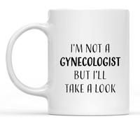 Mug humoristique « Je suis gynécologue, mais je jette un coup d'œil » - Mug fantaisie en céramique imprimée recto verso - 325 ml (11 oz) - Idéal pour maman, papa, un ami, une épouse ou un mari