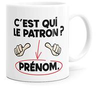 Mug Humour Personnalisable Prénom C’est Qui le Patron Tasse Message Texte drôle Personnalisé. Idée Cadeau Original pour Ami Couple Amoureux Collègue Frère Mari Homme Copain Anniversaire Noël Fête.