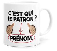 Mug Humour Personnalisable Prénom C’est Qui le Patron Tasse Message Texte drôle Personnalisé. Idée Cadeau Original pour Ami Couple Amoureux Collègue Frère Mari Homme Copain Anniversaire Noël Fête.