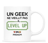 Mug Personnalisé Prénom - Mug Un Geek Ne Vieillit Pas Il Level Up - Cadeau Anniversaire Personnalisé, Cadeau Humour Âge, Mug Anniversaire Amusant