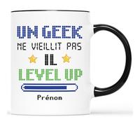 Mug Personnalisé Prénom - Un Geek Ne Vieillit Pas Il Level Up - Cadeau Anniversaire Personnalisé, Cadeau Humour Âge, Cadeau Geek, Mug Anniversaire Amusant, Tasse a Cafe Geek