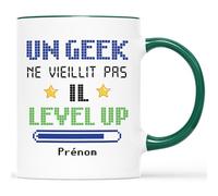Mug Personnalisé Prénom - Un Geek Ne Vieillit Pas Il Level Up - Cadeau Anniversaire Personnalisé, Cadeau Humour Âge, Cadeau Geek, Mug Anniversaire Amusant, Tasse a Cafe Geek