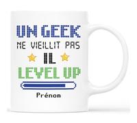 Mug Personnalisé Prénom - Un Geek Ne Vieillit Pas Il Level Up - Cadeau Anniversaire Personnalisé, Cadeau Humour Âge, Cadeau Geek, Mug Anniversaire Amusant, Tasse a Cafe Geek