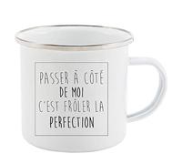 Mug Tasse Rétro en métal émaillé imprimé citation humour Passer a coté de moi c'est frôler la perfection ref 2304