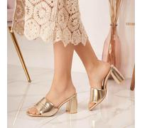 Mules à talon carré avec bride large et plate, bout carré Une touche de contemporanéité et un talon bloc de design. Une mariée grande et confortable, une silhouette simple et élégante. vogue, parfait 