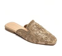 Mules assiettes brodées motif floral et spirale La touche unique du style artisanal de la fabrication contemporaine des mules au style bohème.C'est un endroit idéal où séjourner et un endroit idéal où