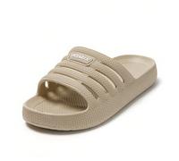 Mules pour hommes avec bride aérée et logo de la marque, pantoufles de loisirs structurées et épaisses à coussinets. Ces pantoufles de tous les jours allient une structure de ventilation pratique à un