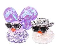 MuMyer Lot de 2 décorations de voiture en forme de canard en caoutchouc avec strass brillants pour tableau de bord de voiture avec mini ailes, chapeau de cowboy, colliers, lunettes de soleil
