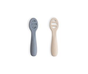 Mushie Cuillère D'apprentissage en Silicone | Lot De 2 Cuillères Pour Tout-Petits| Pour Bébé Pour Apprendre à Manger Seul | Lavable au Lave-Vaisselle | Tradewinds/Shifting Sand